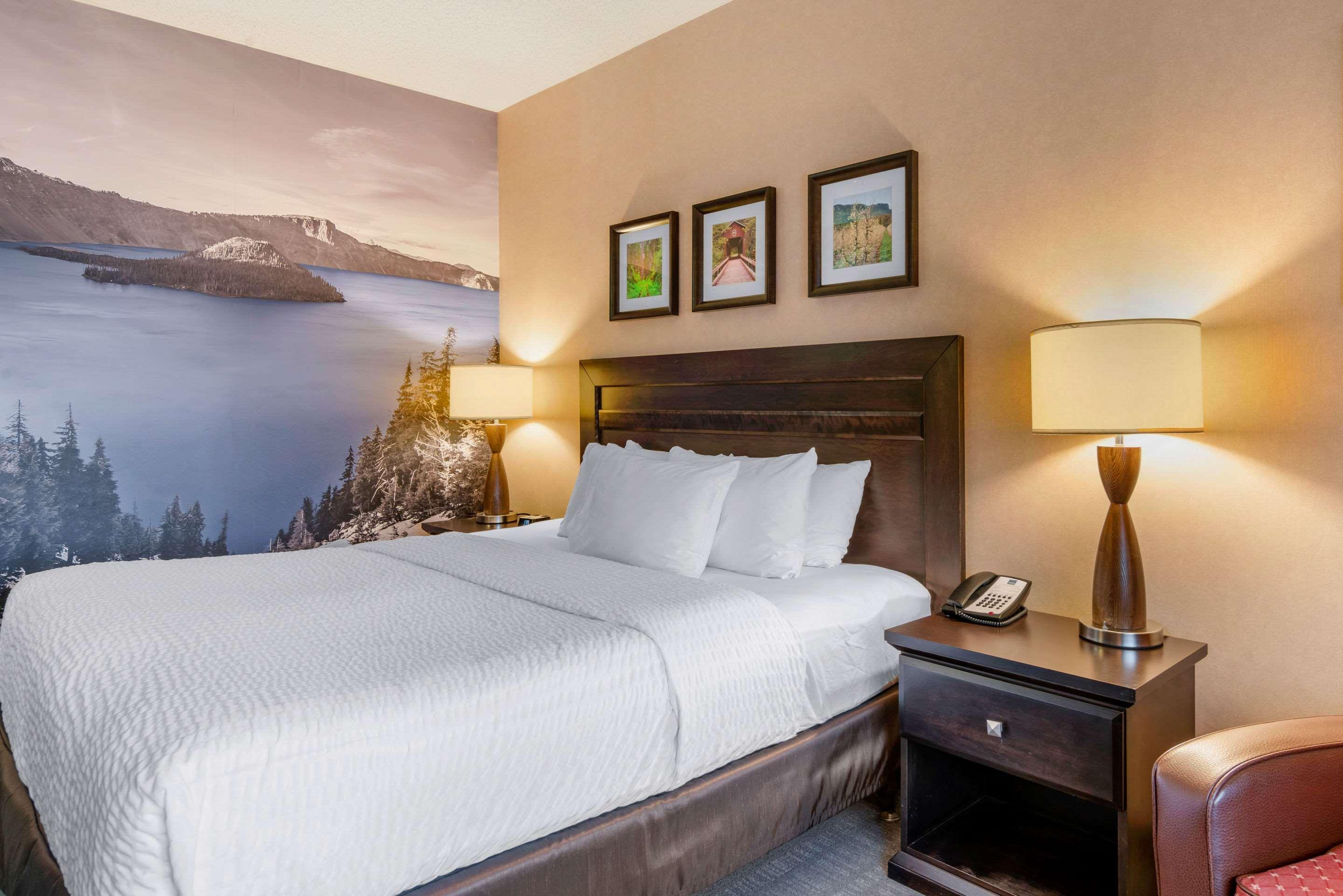 Clarion Pointe Medford Hotel Eksteriør billede