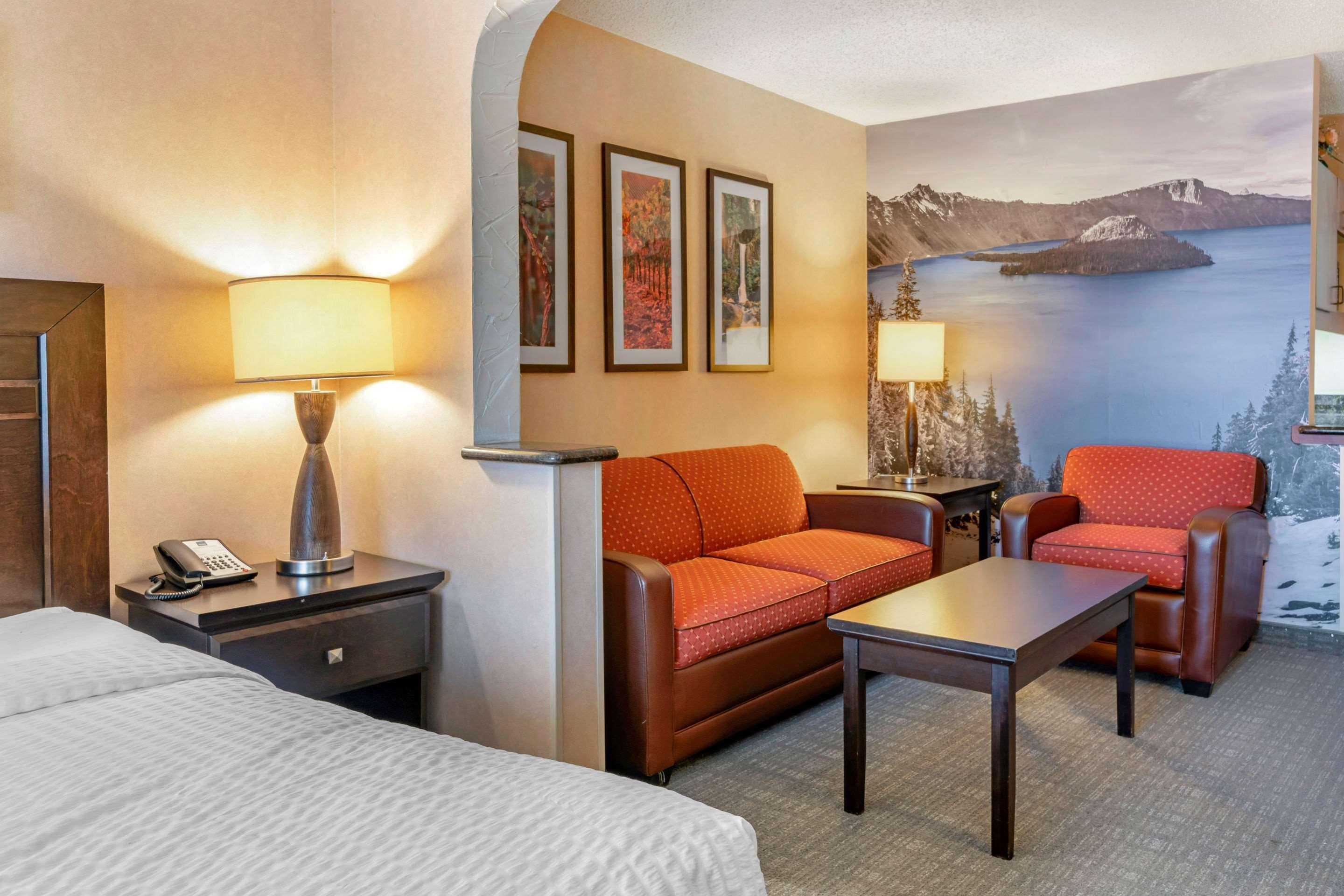 Clarion Pointe Medford Hotel Eksteriør billede