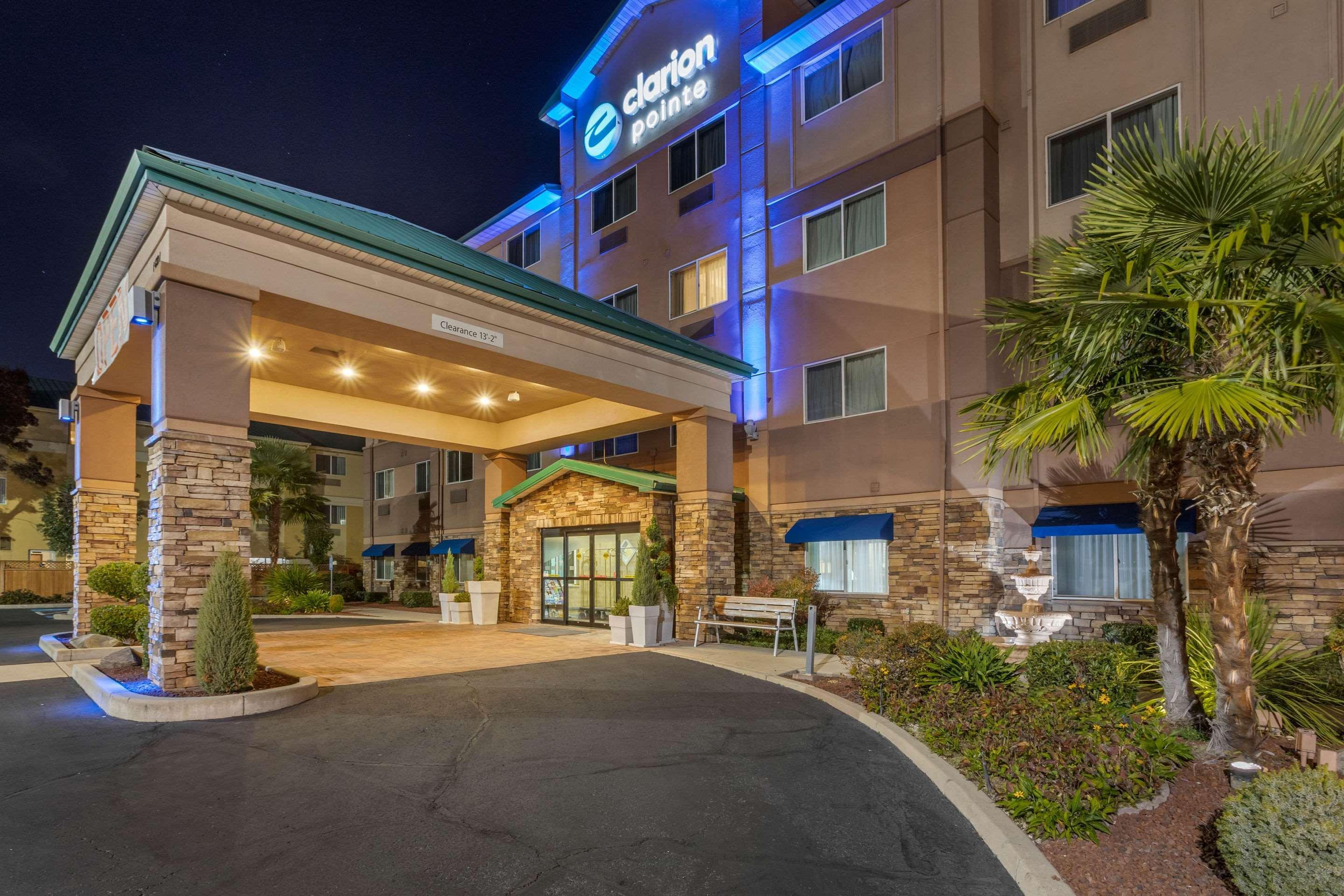 Clarion Pointe Medford Hotel Eksteriør billede
