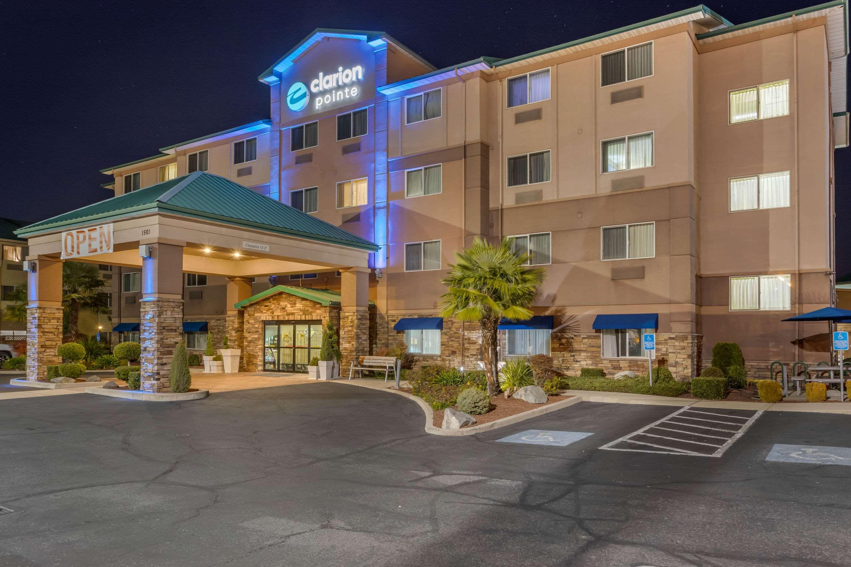 Clarion Pointe Medford Hotel Eksteriør billede